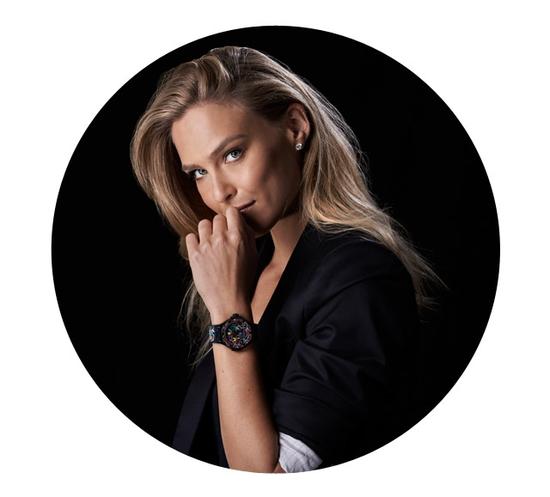 HUBLOT宇舶表品牌大使芭尔?莱法利（Bar Rafaeli）佩戴Big Bang刺绣糖果骷髅腕表（41毫米），图片来源于HUBLOT。