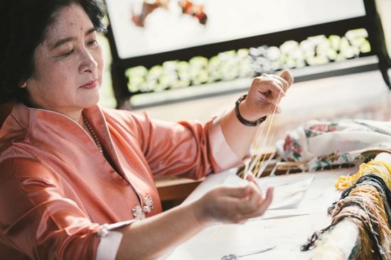 飞亚达携手国家级刺绣艺术大师赵红育，图片来源于飞亚达。