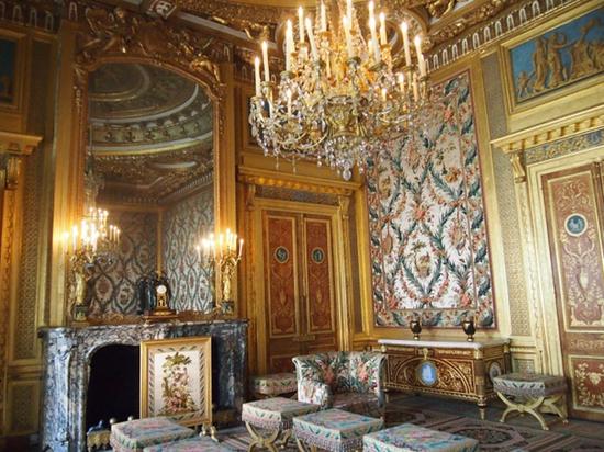 法国枫丹白露宫中的挂毯和刺绣，据说是用了近二十年的时间才制作完成，图片来源Pinterest。