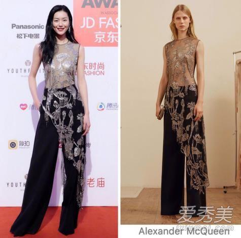 身上是衣服是Alexander McQueen 2017早秋系列的