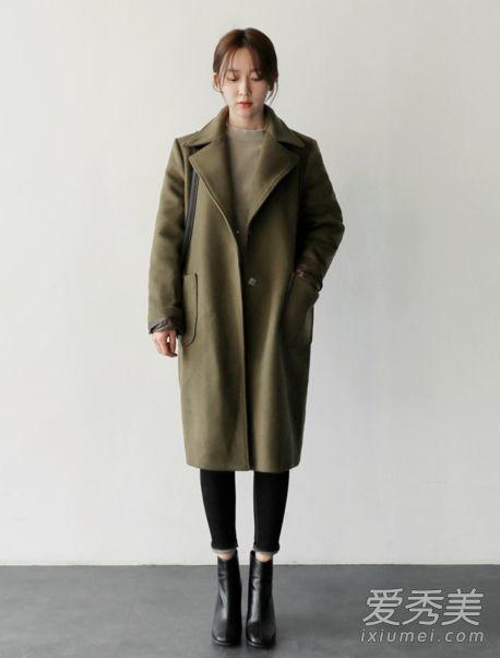 刘雯最新街拍 军绿色大衣+条纹内搭简约时髦