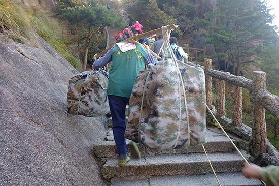 黄山的一切供给都是挑山工肩挑背扛运上山的，据悉每位挑山工的年收入在6-8万之间