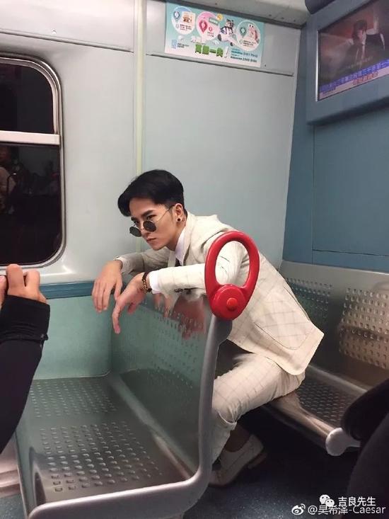 但这种神秘感,其实也是他的魅力之一?