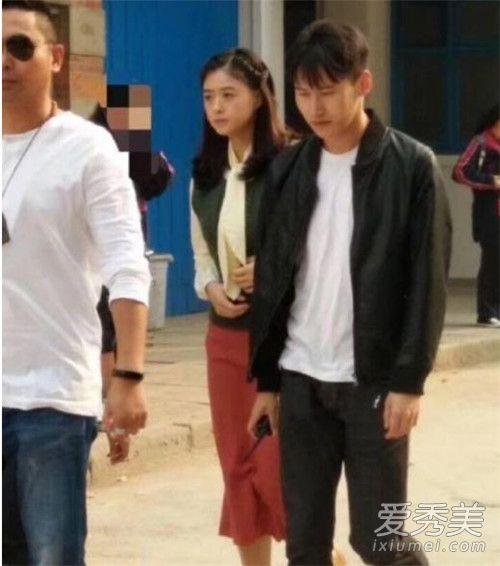 剧透照中的蒋欣换上了复合当时那个年代的服装和扮相,但依旧觉得略显违和。