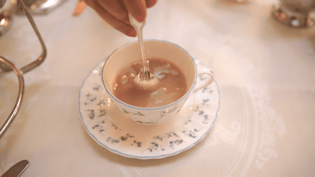 搅拌之后,勺子记得放回茶托上,不要留在茶杯里。