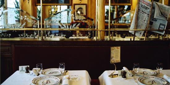 酒杯总是法国人餐桌上最显眼的器物