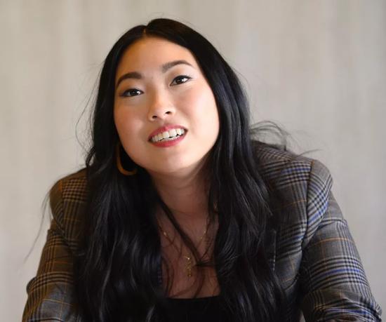 首个金球奖亚裔影后奥卡菲娜 被骂长得丑她用实力打破偏见