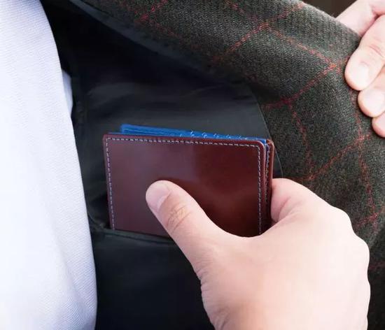 在夹克的内口袋里放一个中等大小的钱包