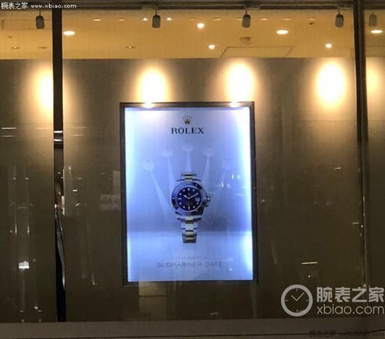 在乘电梯时抬头一看，显眼的劳力士广告牌