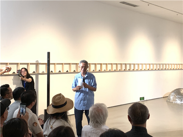开幕式著名雕塑家田世信宣布展览开幕