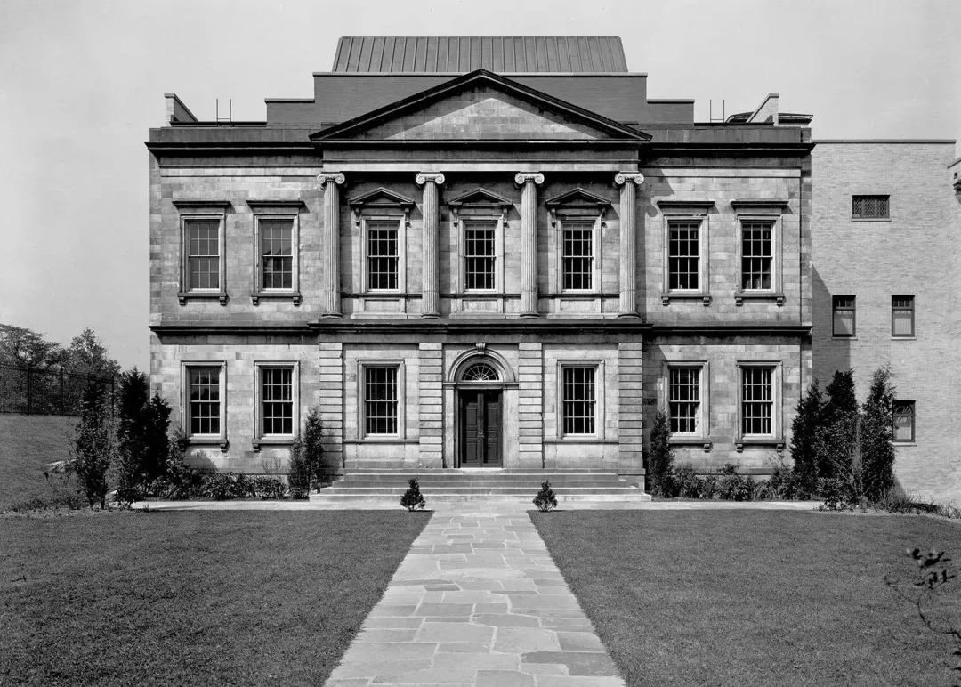  美国银行第二分行在大都会博物馆的正面旧影，1925年。