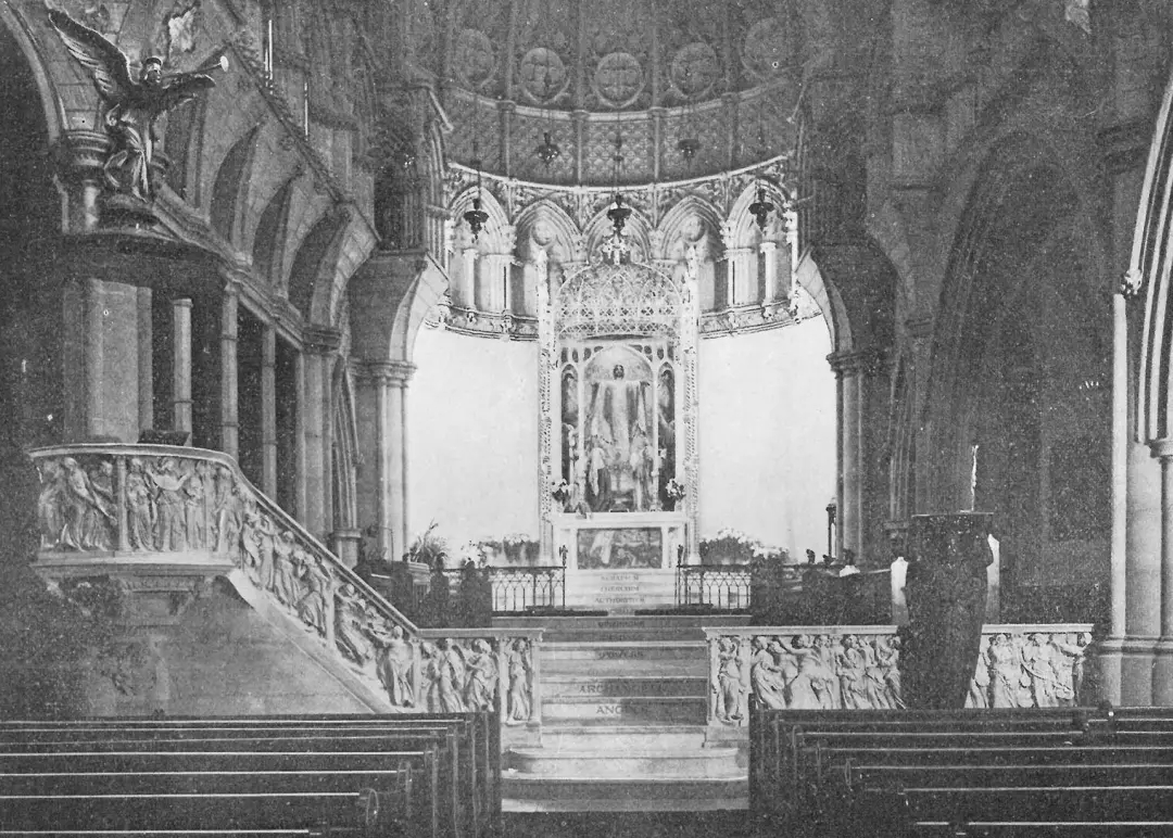  《对基督教艺术的贡献》一文中发表的祭坛区景，《教会》（The Churchman）第82期。21（1900年 11月24日）： 637。