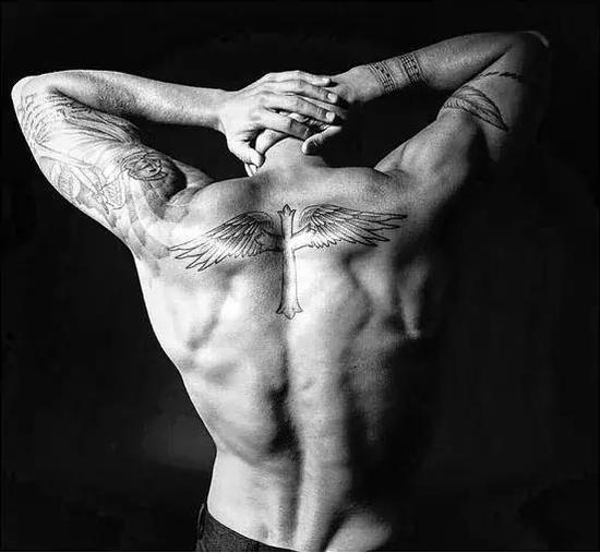 Ins上爆红的纹身男 时下年轻人展现个性的风向