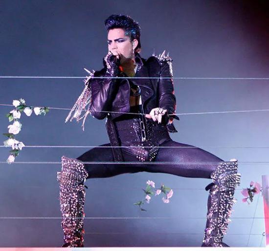 ▲ 穿着 Codpiece 在舞台上表演的美国歌手 Adam Lambert