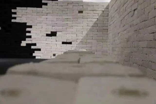 《灵魂的墙》 互动装置 /宣纸和使用过的宣纸 /墨 尺寸可变 2023年