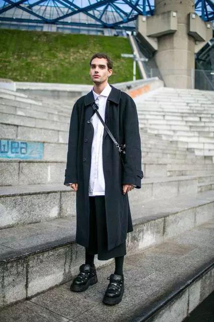 ▲ 经典的风衣外套,以利落的剪裁能增加沈稳帅气度