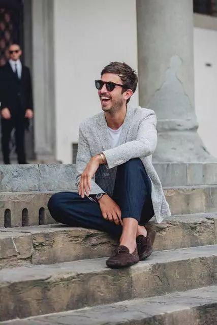 ▲ 以休闲风混搭像是T恤+九分裤等,瞬间诠释都会时髦魅力