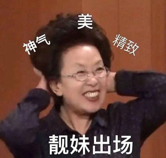 这些只会穿“黑白灰”的女人 都能当时尚博主了插图(6) 这些只会穿“黑白灰”的女人 都能当时尚博主了