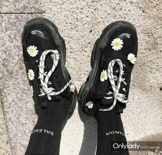 把泫雅的雏菊碎花安排上,当个行走的“花瓶”