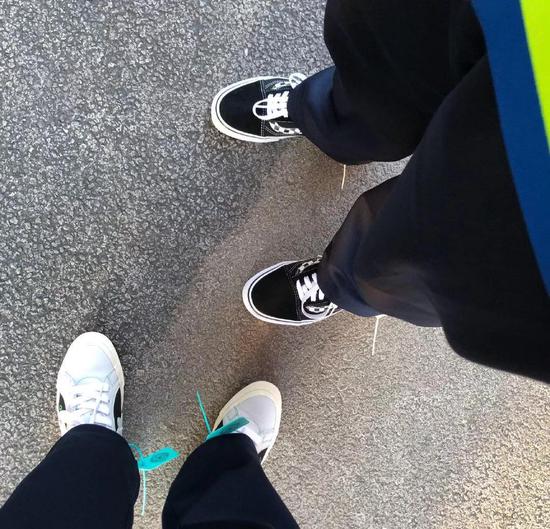 @Heezy:“ 现在不管是不是 OW 联名,有些人都会留着鞋子上的防盗扣。