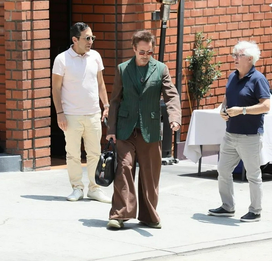 当地时间7月15日，Robert Downey Jr.现身加州与朋友聚餐