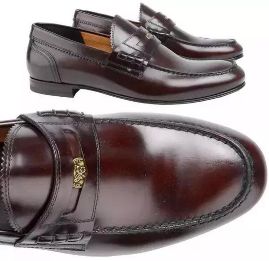 这双鞋对于国内的男士来说，穿的场合并不多，讲究会穿的人也很少。