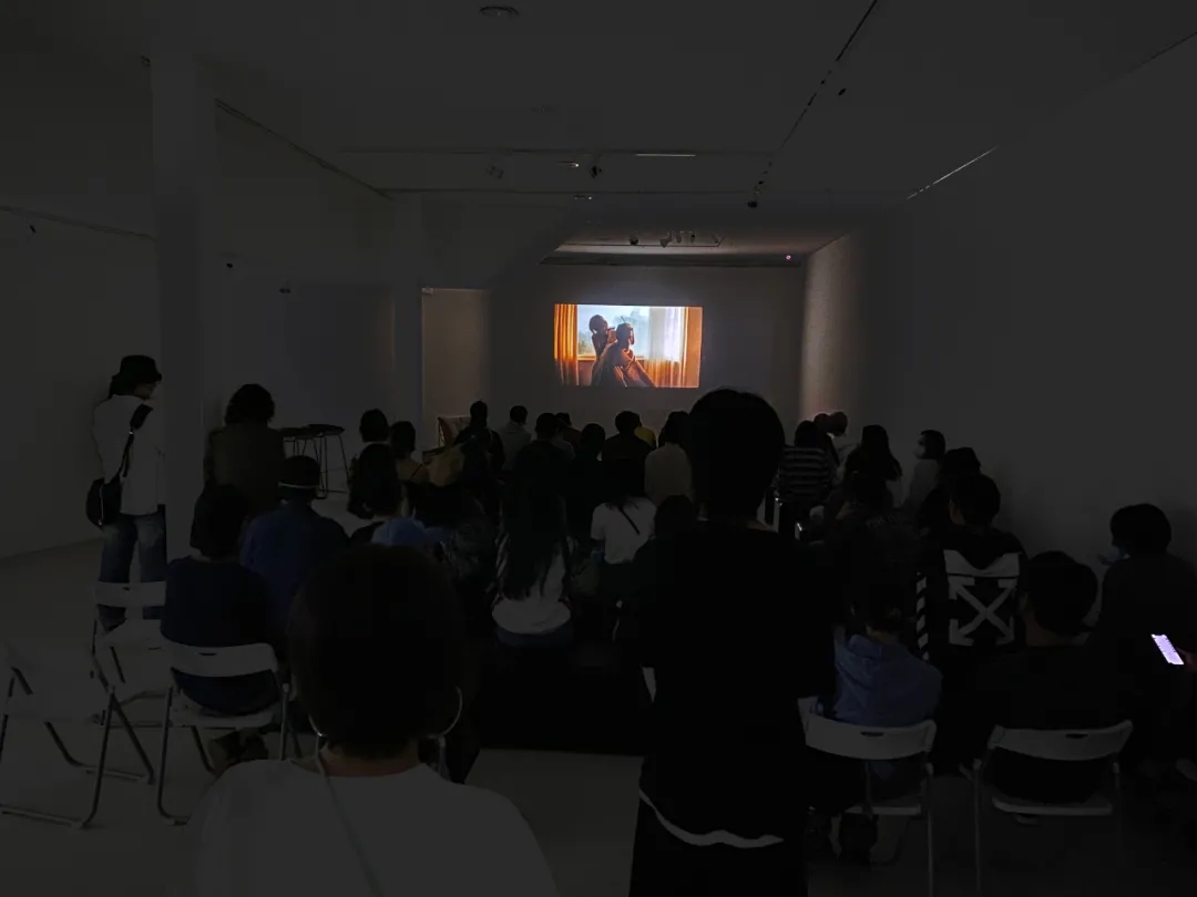 王昊楠《气泡》放映中