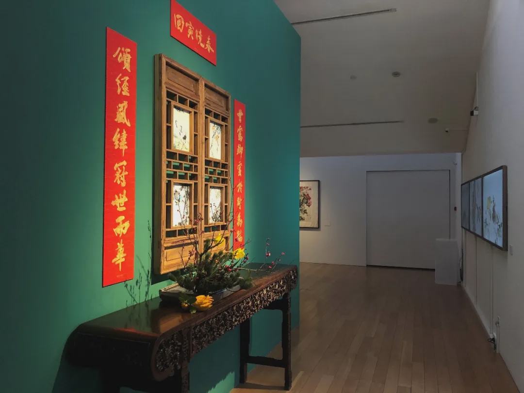 展厅第三板块，利用王雪涛的艺术元素设计了供案和花窗，营造新春佳节的浓浓春意