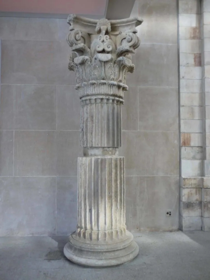 来自纽约拉格朗阳台的柱顶、柱子和底座，1832-1833年。大理石。纽约大都会艺术博物馆藏，各捐助者资金，美国艺术部之友基金，查尔斯-C-萨维奇（Charles C。 Savage）礼赠合资购藏。2010年 （2010.348a–d）