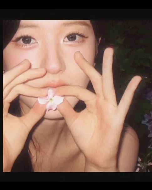 让我看看是谁还没被赵露思的明媚春日感美到!