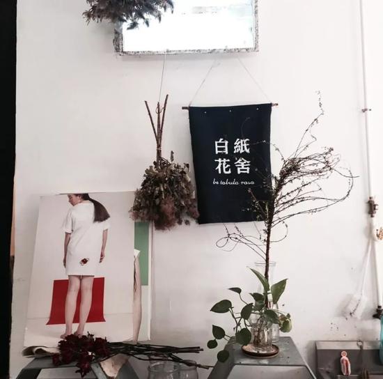 进去需要按门铃,就像造访一个邻居。