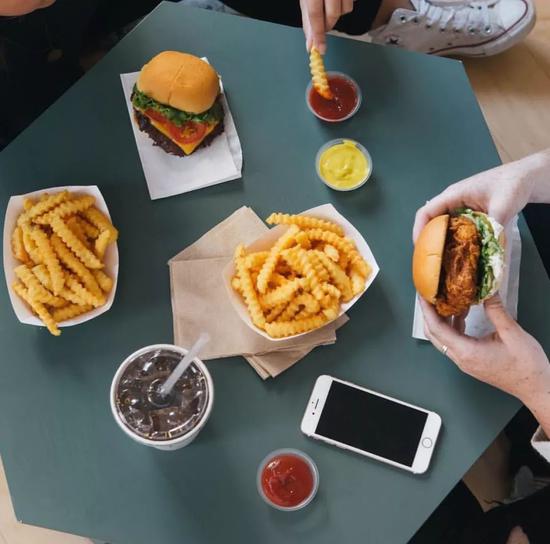 基础版汉堡 Shack Burger ，单层50港币，双层肉饼62港币。