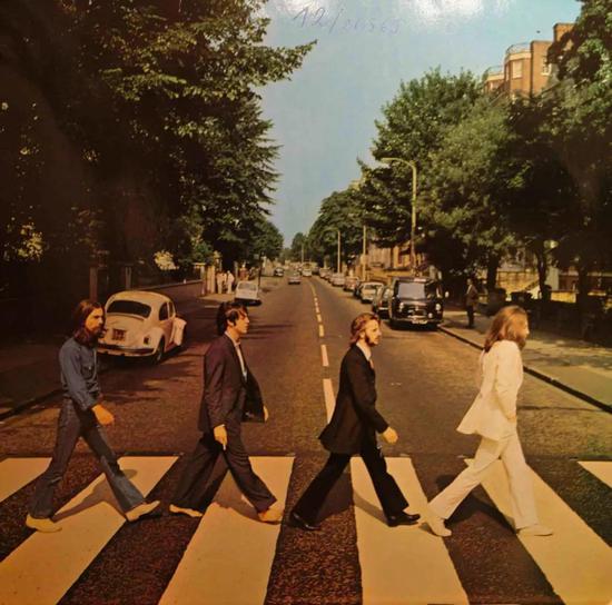 ( 披头士乐队专辑《Abbey Road》封面 )