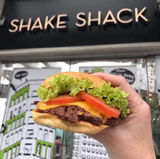 年轻人就像追捧星巴克那样追随着 SHAKE SHACK 。