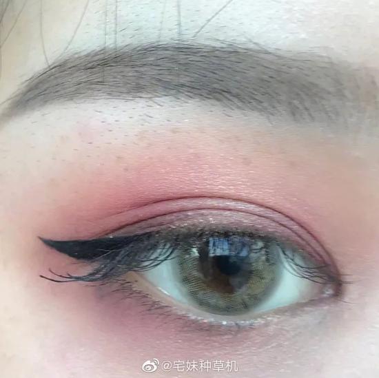贴双眼皮贴后 图源微博@宅妹种草机
