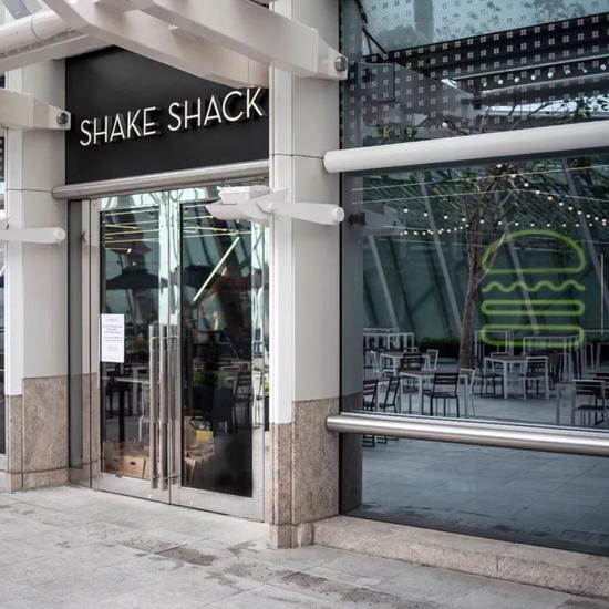 走进 IFC，一路都能看到 SHAKE SHACK 的指示标志。