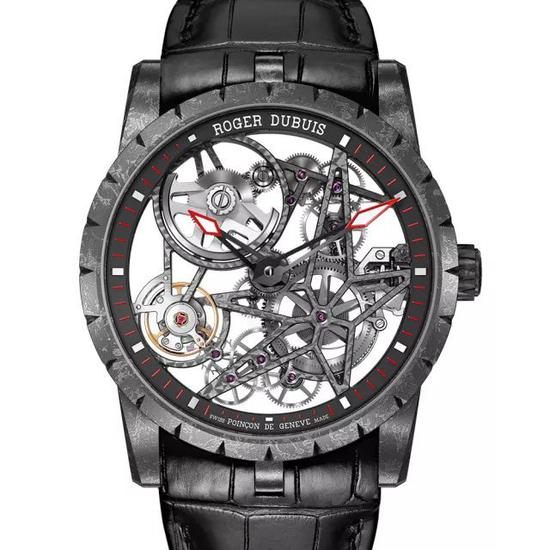 ▲ 本泽马佩戴罗杰杜彼Excalibur Automatic Skeleton Carbon手表