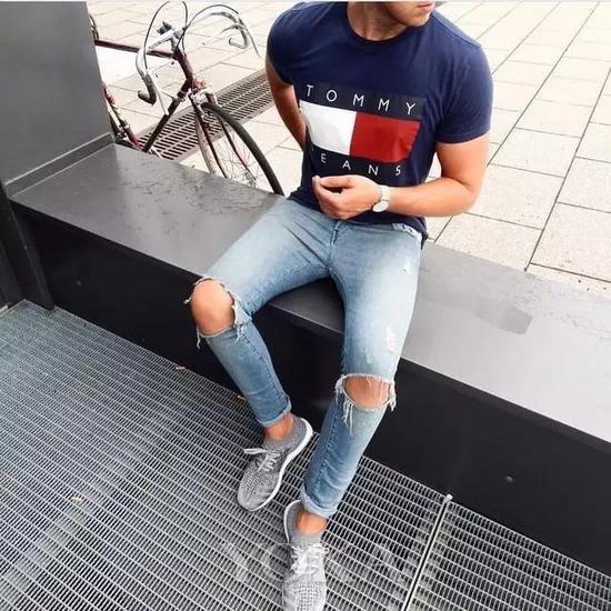 字母T恤+破洞牛仔裤+小白鞋是型男们的首选，这个搭配公式可以直接照搬。