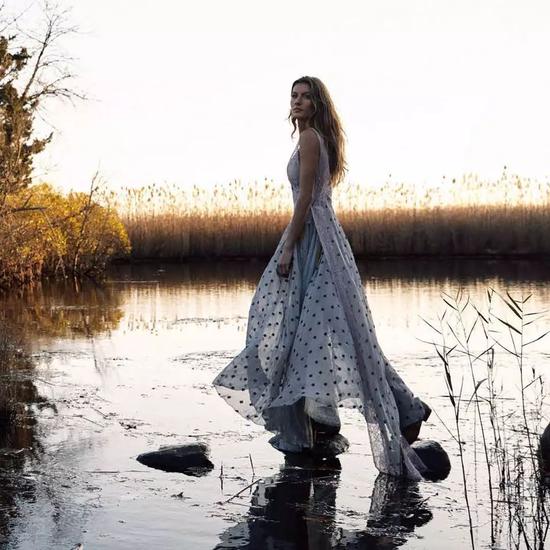 超模吉赛尔对社交媒体的看法