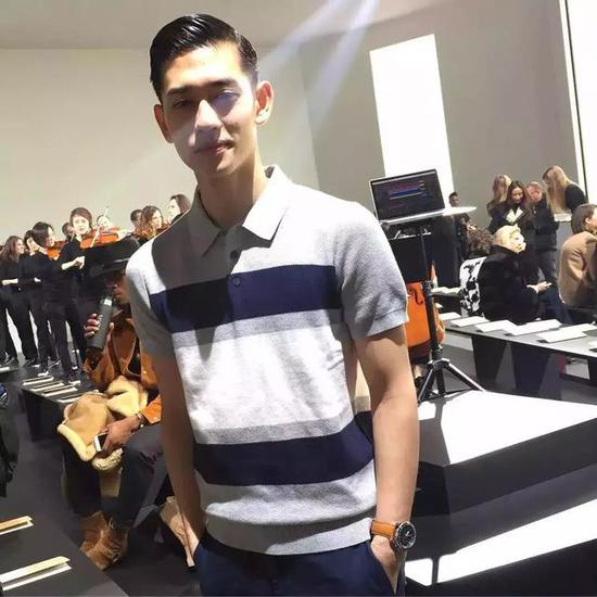 后侧也要留一部分让它自然下垂,正是因为正面和后面的发型设计都大同