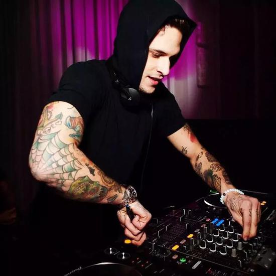 Ins上爆红的纹身男 时下年轻人展现个性的风向