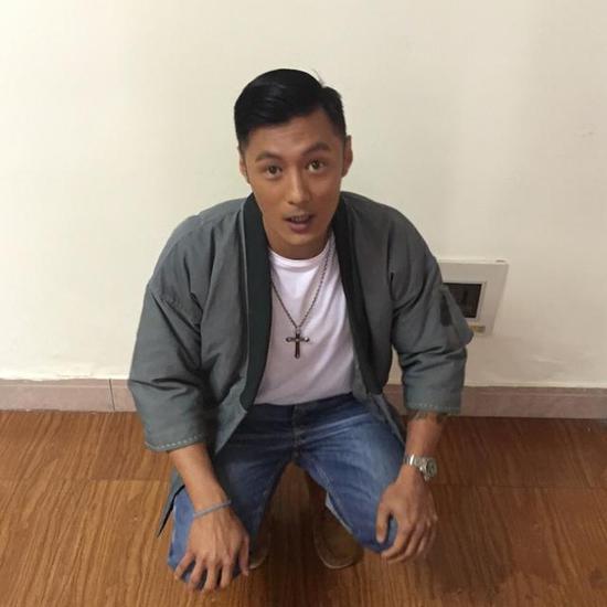 而像吴亦凡这样比较年轻时尚的嘻哈卫衣、鸭舌帽、大链子,已经远离你了。
