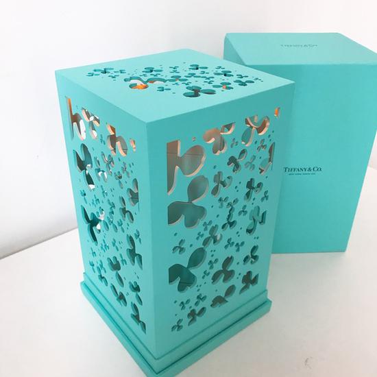 Tiffany月饼礼盒是一个小小的镂空灯