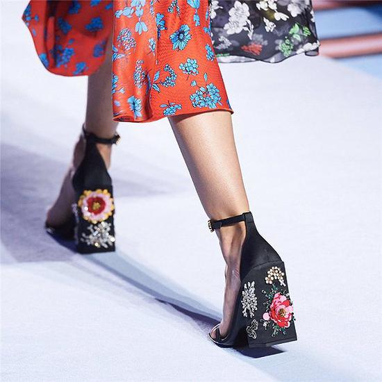 Versace 2019年春夏系列印花高跟鞋 图片来源:Twitter