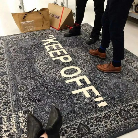 Off-White X IKEA 联名系列曝光的地毯细节