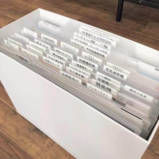 像小麦粉、砂糖、杂粮一类的食品需要防潮保存的,装进玻璃瓶中贴好标签。