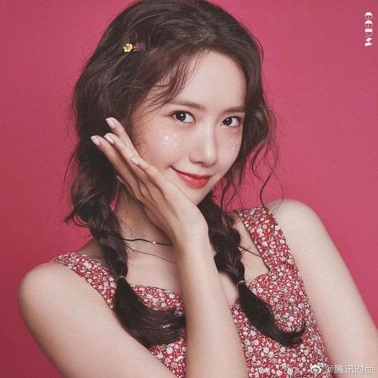 妆容特点:blingbling、大闪片