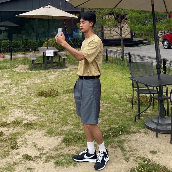 夏天穿球鞋搭配什么裤子最帅 选这5条没毛病插图(20) 夏天穿球鞋搭配什么裤子最帅 选这5条没毛病