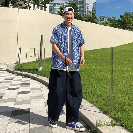 夏天穿球鞋搭配什么裤子最帅 选这5条没毛病插图(3) 夏天穿球鞋搭配什么裤子最帅 选这5条没毛病