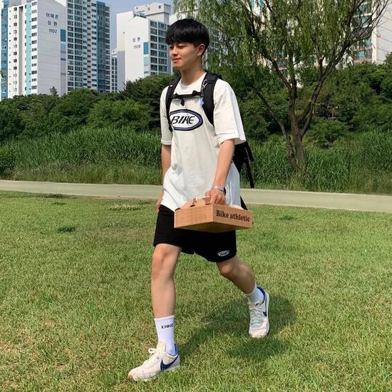 夏天穿球鞋搭配什么裤子最帅 选这5条没毛病插图(31) 夏天穿球鞋搭配什么裤子最帅 选这5条没毛病